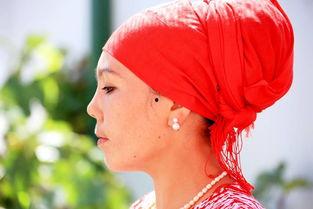 新疆網(wǎng)紅阿娜爾汗吃瓜,瓜香四溢的歡樂時(shí)光