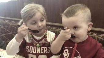 網紅弟弟吃瓜圖片搞笑,笑料橫生引網友爆笑